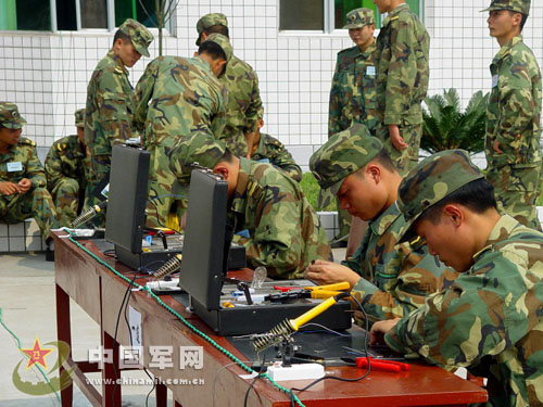 科技筑基，戰場“神經”無堅不摧——解放軍通信部隊野外訓練側記